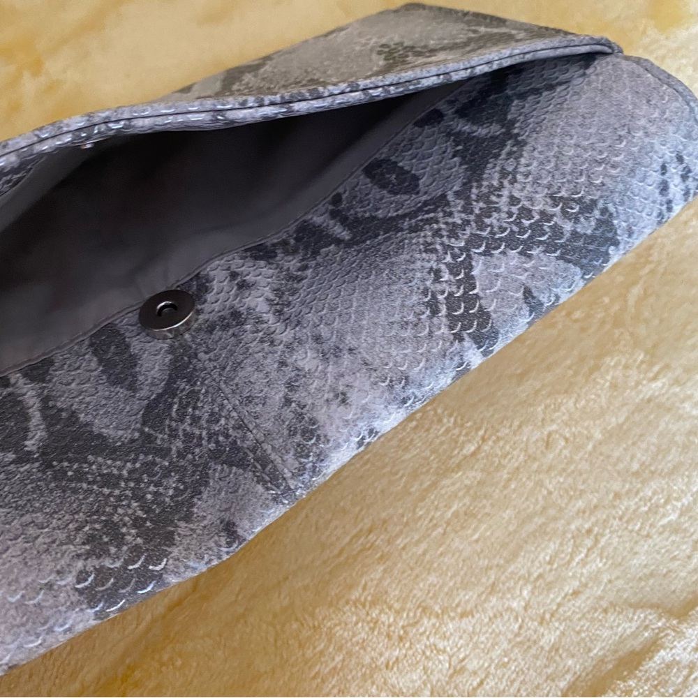 Chic Gray Patterned Clutch Jennifer Lopez - image 7